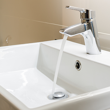 Wasserhahn mit fließendem Wasser