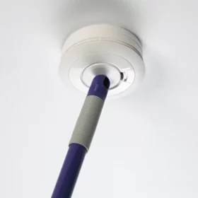 Rauchmelder der getestet wird