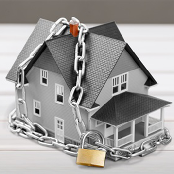 Haus mit Ketten und Schloss